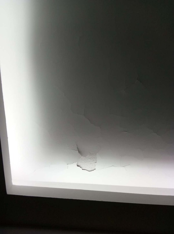 農(nóng)村剛?cè)胱“肽甑拇u混房墻體就開裂了，過梁厚度不夠惹的禍？(圖1)